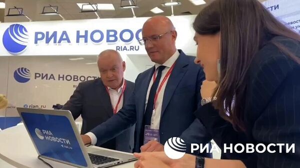 Видео РИА Новости. Вице-премьер Чернышенко попробовал себя в качестве выпускающего редактора РИА Новости - Медиафорум стран СНГ